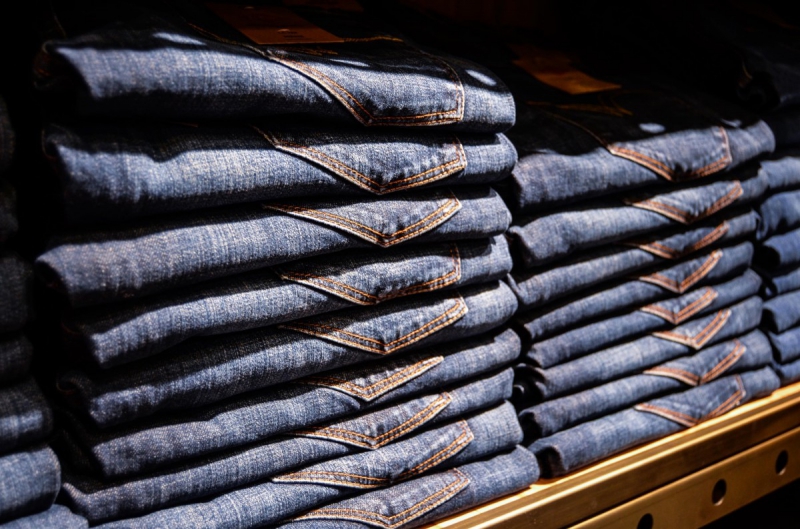 magasin-POURCIEUX-min_jeans_pants_blue_shop_shopping_shelf_exhibition_buy-940702